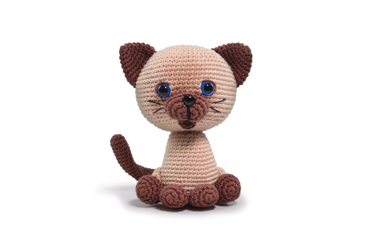 Circulo Amigurumi Kit for crafting a graceful Siamese Cat.